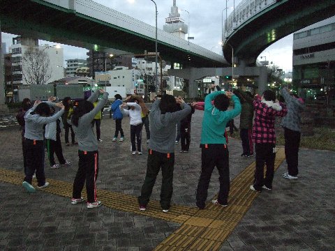 ５時半に起きて散歩、体操
